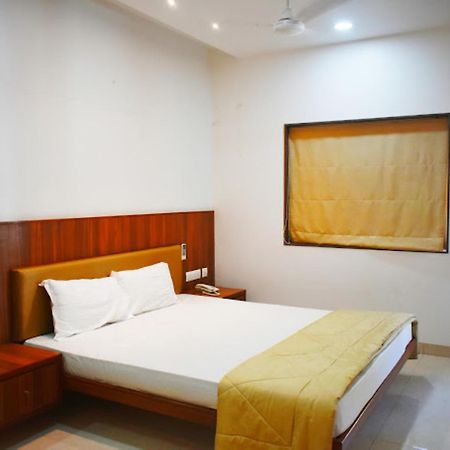 Hotel Anjali Palace Bhudzs Kültér fotó