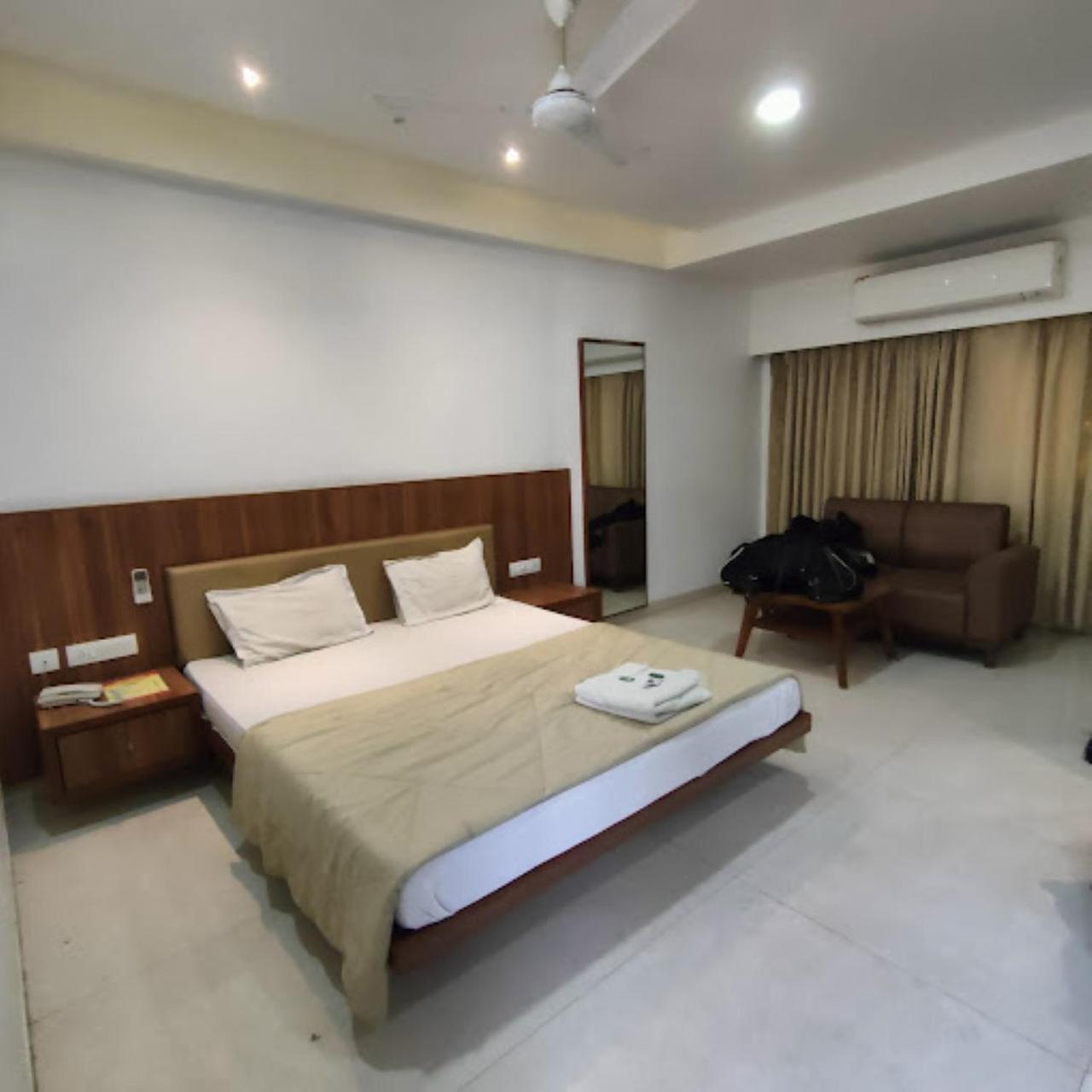 Hotel Anjali Palace Bhudzs Kültér fotó