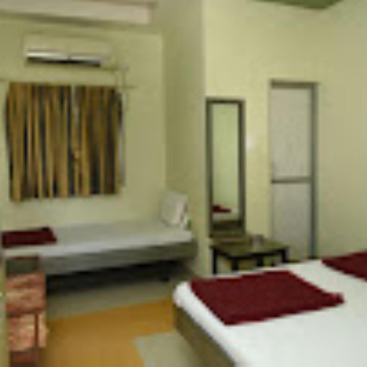Hotel Anjali Palace Bhudzs Kültér fotó
