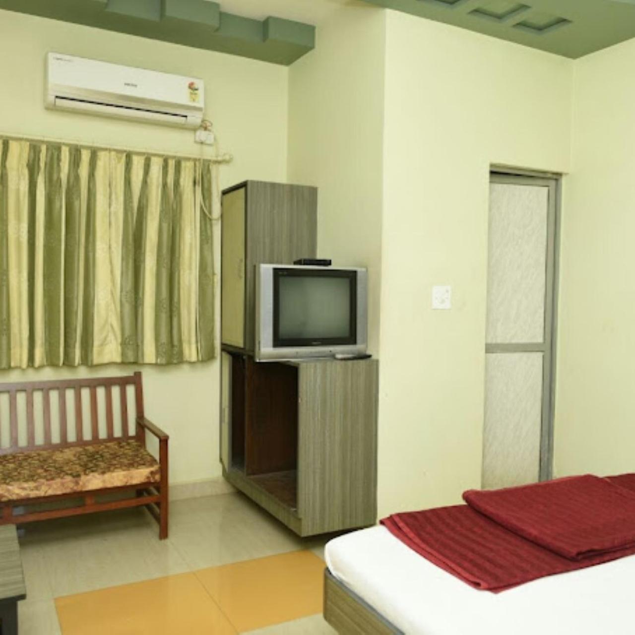 Hotel Anjali Palace Bhudzs Kültér fotó